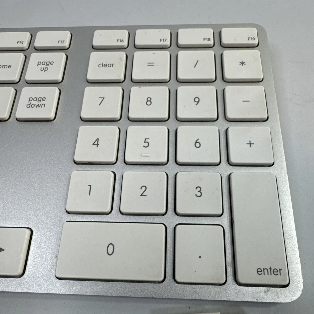 Apple A1243 MB110LL/A Wired slim usb Keyboard Excellent Condition